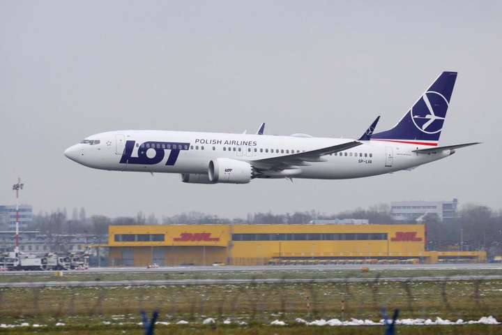 У Варшаві новісінький Boeing 737 пролетів над смугою на низькій висоті: відео