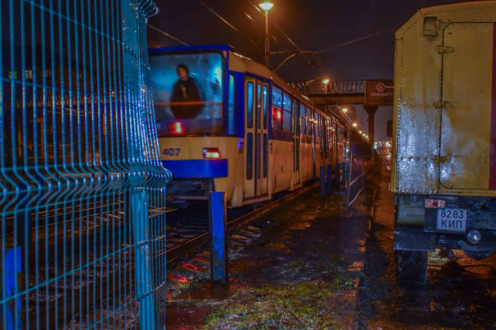 У Києві п’яний водій іномарки вилетів на колії та паралізував рух трамваїв