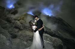 В кратере вулкана: молодожены устроили фотосессию в самом экстремальном месте планеты