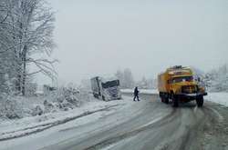 Снігопад наробив лиха: на заході України без світла майже сотня сіл