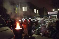 Блокування телеканалу NewsOne: активісти розпалили багаття та облаштовують побут