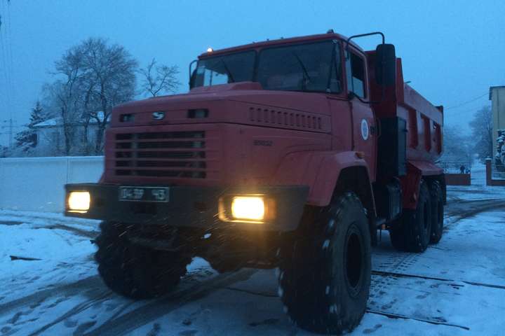 Снегопады парализовали Закарпатье: сотни авто оказались в пробках