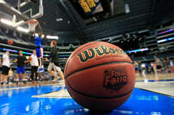 У американського баскетболіста зупинилося серце під час матчу (відео)