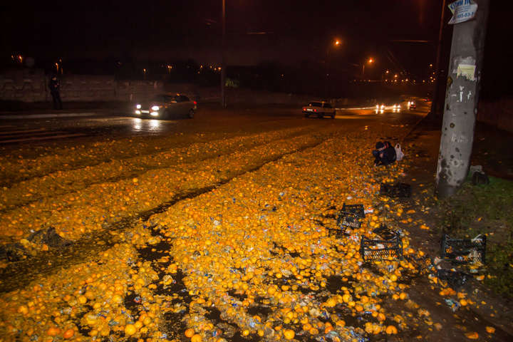В Днепре неизвестная фура засыпала дорогу мандаринами (фото)