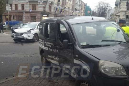 ДТП у центрі Києва: автомобіль Fiat відкинуло на тротуар, де знаходились люди
