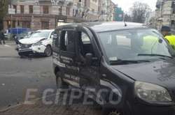 ДТП у центрі Києва: автомобіль Fiat відкинуло на тротуар, де знаходились люди