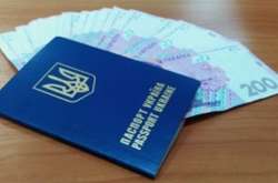 На Київщині службовець міграційної служби брав хабарі за прискорену видачу біометричних паспортів