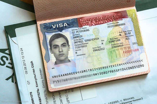 США відновлять співбесіди для видачі віз росіянам