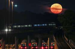 Пользователи соцсетей поделились яркими фотографиями суперлуния 