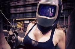 Фото красивых девушек, которые умеют работать руками