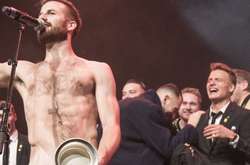 У Норвегії футболіст на святкування перемоги вийшов голим, прикрившись тільки кубком (фото)