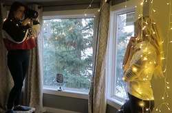 Гирлянда и окно: Фотограф показала, как сделать потрясающую рождественскую фотосессию