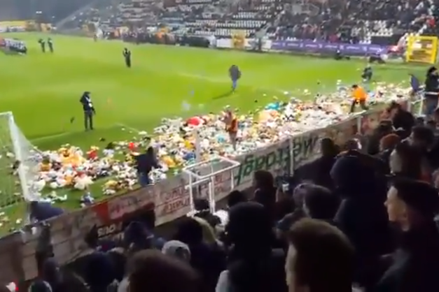 Появилось видео, как сотни фанатов забросали футбольное поле подарками для детей 