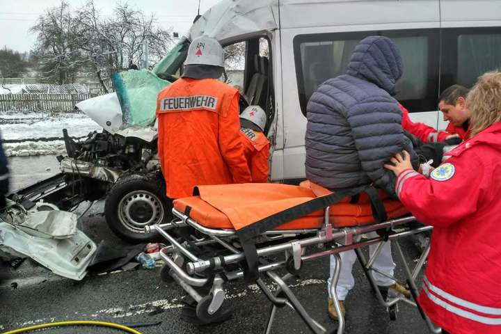 На Житомирщині маршрутка врізалась у снігоприбиральну машину