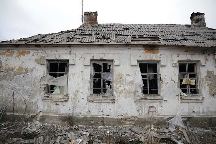 Обстрелянный боевиками поселок на Луганщине: появились новые фото