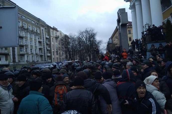 Прибічники Саакашвілі зводять барикади у центрі Києва