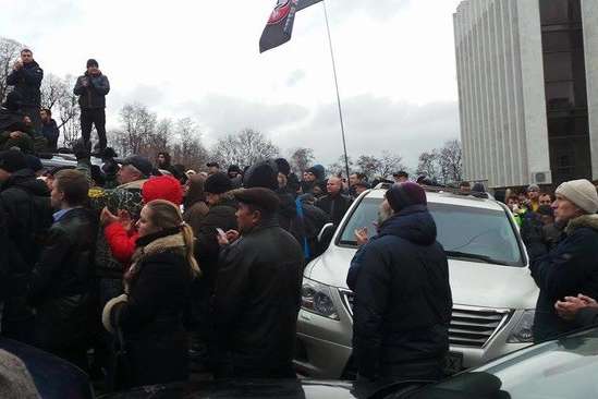 Сторонники Саакашвили не пускают автомобиль с задержанным (фото)