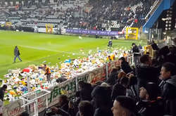 Для дітей нічого не шкода: фанати закидали поле м'якими іграшками (відео)