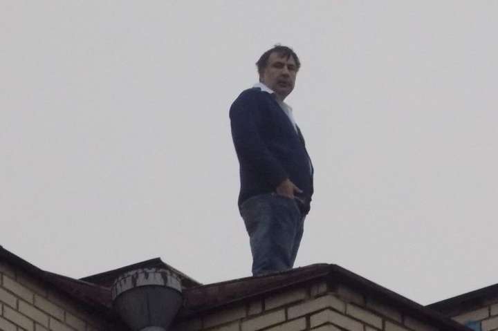 Михайло Саакашвілі вранці 5 грудня на даху будинку, в якому живе у Києві - Луценко показав запис розмов Саакашвілі і Курченка