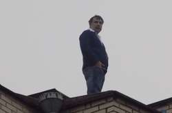 Михайло Саакашвілі вранці 5 грудня на даху будинку, в якому живе у Києві