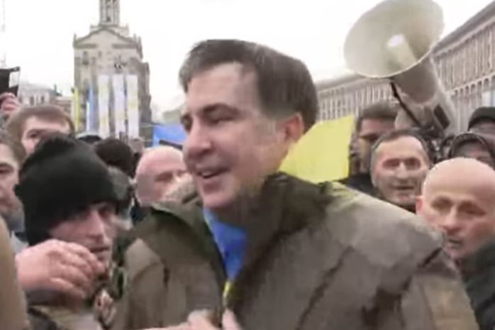 Саакашвили выбрался из автомобиля СБУ и идет к Раде