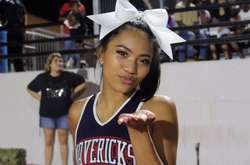 Симпатична чирлідерка з США, яка започаткувала флешмоб «невидима коробка»