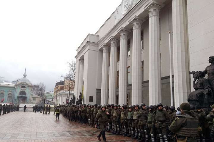 Посилено охорону будівлі Верховної Ради - Правоохоронці взяли Раду під посилену охорону
