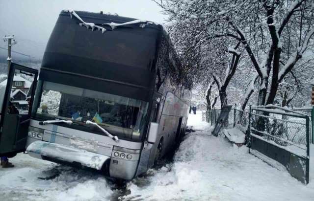 Пасажирський автобус, який прямував до Італії, застряг у снігових заметах Закарпаття