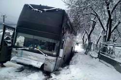 Пасажирський автобус, який прямував до Італії, застряг у снігових заметах Закарпаття