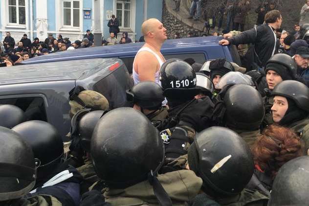 Блокування активістами мікроавтобуса правоохоронців із затриманим Михайлом Саакашвілі - Поліція затримала дев’ять осіб, які блокували мікроавтобус із затриманим Саакашвілі
