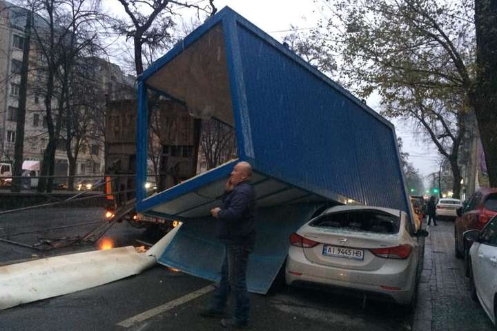 В Киеве зазевавшаяся фура устроила масштабное ДТП (фото)