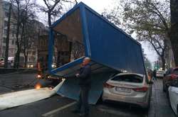 В Киеве зазевавшаяся фура устроила масштабное ДТП (фото)