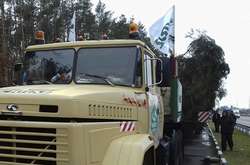 Головна новорічна ялинка країни очікує дозволу заїхати до Києва