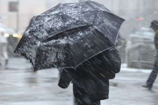 Українців попередили про слизькі дороги та мокрий сніг: прогноз погоди на 6 грудня