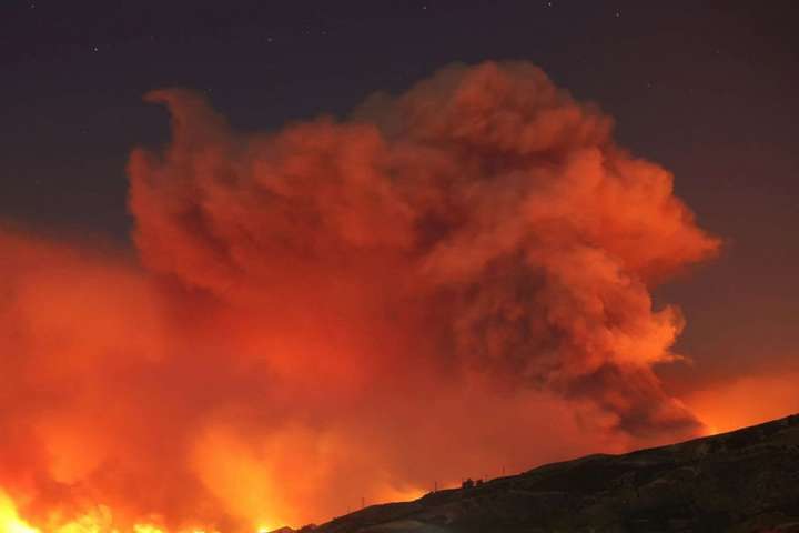 Масштабні пожежі в Каліфорнії: понад 38 тисяч жителів евакуювали