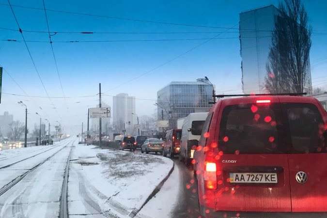 Через снігопад у Києві серйозні затори і ДТП