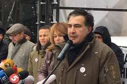 «Розшукуваний» поліцією Саакашвілі чекає на слідчого під Радою