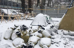 Палаточный городок под Радой «укрепился» кирпичами и шинами (фото)