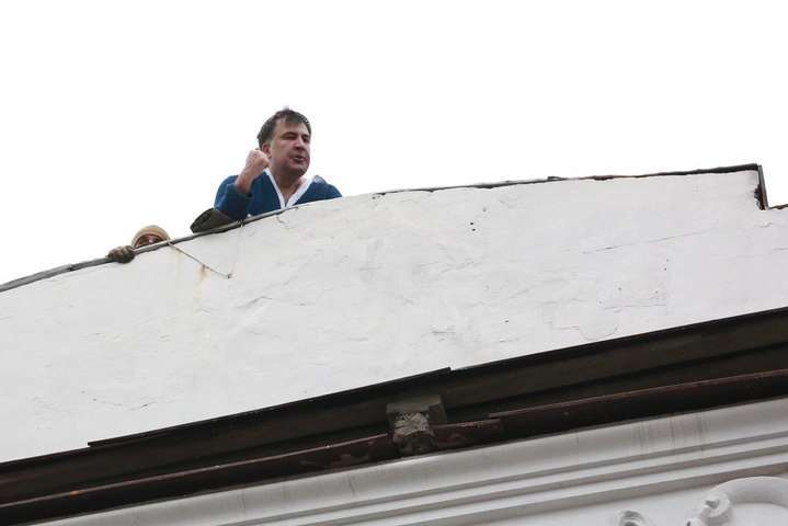 <div class="copy">Михайло Саакашвілі на даху</div> - Порошенко розповів, як його шокувала справа Саакашвілі