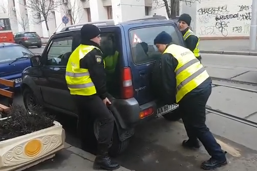 В Киеве патрульные подняли авто, спасая трамваи в заторе (видео)