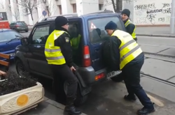 В Киеве патрульные подняли авто, спасая трамваи в заторе (видео)