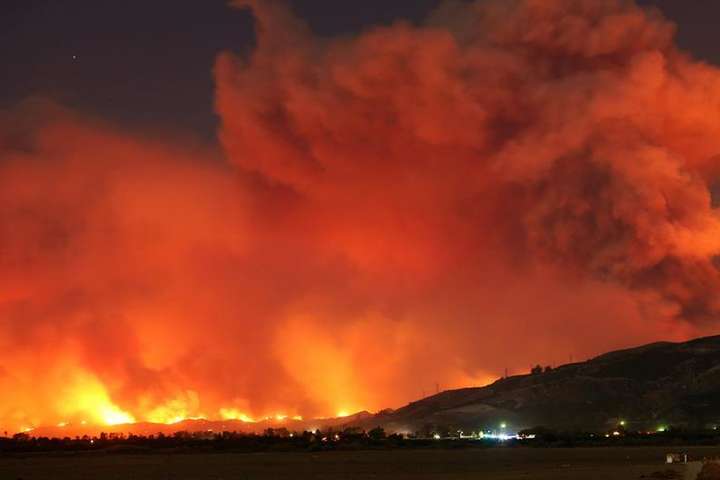 Каліфорнія потерпає від масштабних лісових пожеж, евакуйовано 200 тисяч людей