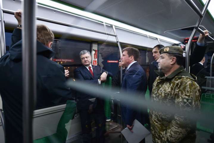 Порошенко покатали на львовском электробусе (фото, видео)