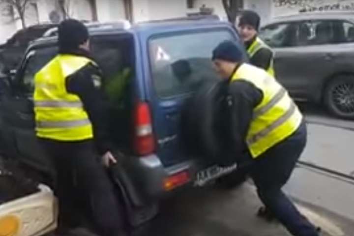 Столичні поліцейські на Подолі носили на руках «героя парковки»