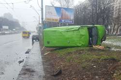 У Києві автобус з телевізійною групою перекинувся після зіткнення з BMW 