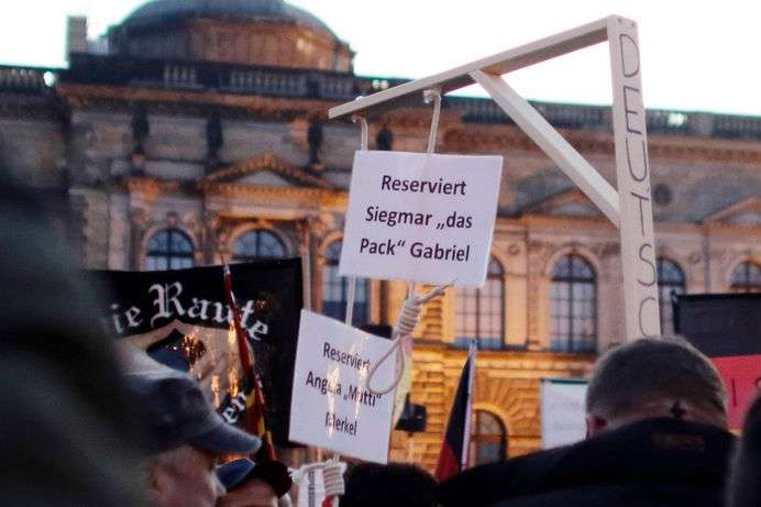 Німецький суд дозволив продавати «шибениці для Меркель»