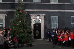 В Лондоне премьер с детьми зажгли елку (видео)