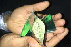 У Києві поліцейські затримали іноземця, який зберігав наркотики у чайних пакетиках