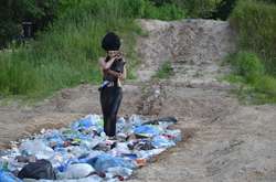 Участникам шоу «Топ-модель по-украински» устроили дефиле на мусорной свалке