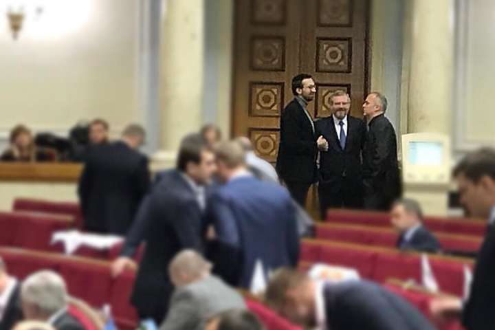 Соцмережі підірвало фото, на якому Лещенко у Раді спілкується з Вілкулом і Шуфричем
